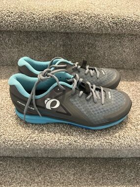 Pearl Izumi
Women's X-Road Fuel v5 
“Clipless” 2 bolt connection